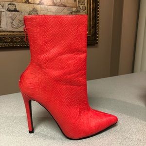 So me Jerri sz 8 Coral snakeskin shortboots 4”heel